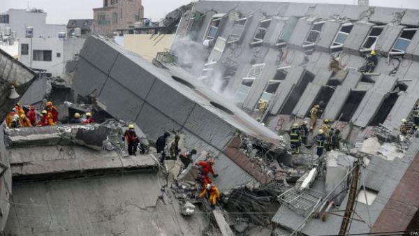 Uçan binanın dağıntıları altından 2 nəfərin cəsədi çıxarıldı - VİDEO