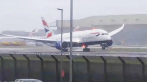 Londonda təyyarə g&uuml;cl&uuml; k&uuml;ləyə g&ouml;rə enə bilmədi