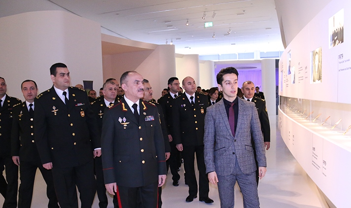 Hərb&ccedil;ilər Heydər Əliyev Mərkəzinə getdilər
