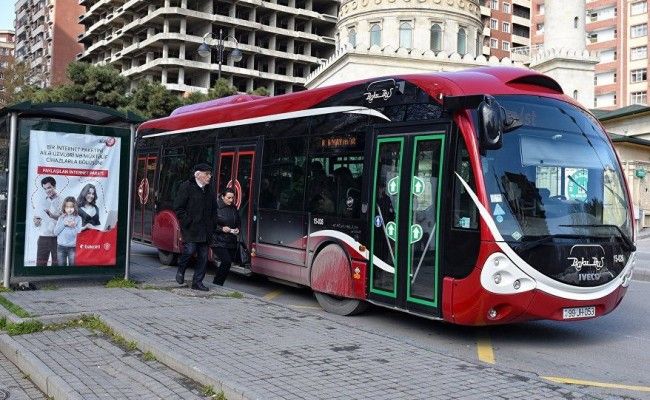 Minik avtomobili “BakuBus” avtobusuna çırpıldı – 1 nəfər ağır yaralandı