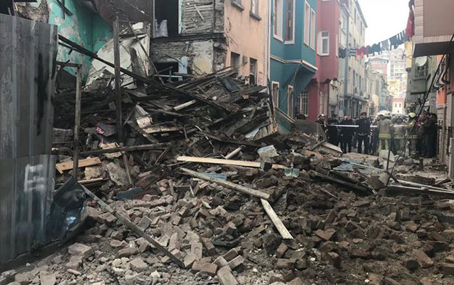İstanbulda daha bir yaşayış binası çökdü - VİDEO 