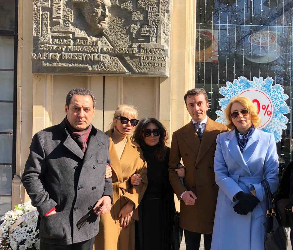 Mərhum diktor Rafiq Hüseynova barelyef qoyuldu - FOTO