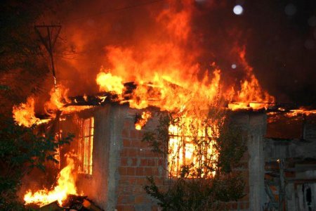 Zabratda köçkünlərin məskunlaşdığı 4 ev yandı