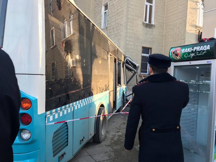 Sumqayıtda avtobus binaya çırpıldı - 31 sərnişin xəstəxanada