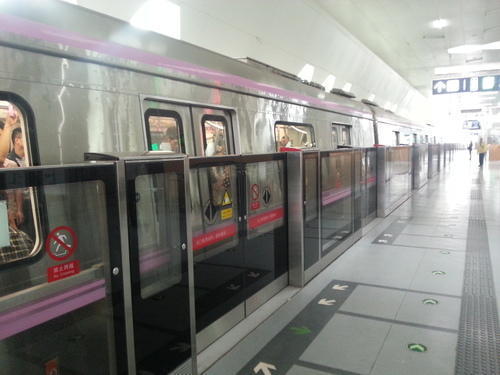Metro stansiyalarının platformalarında m&uuml;hafizə torları quraşdırıla bilərmi?