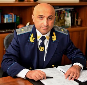 Qardaşının biri SOCAR-da, digəri D&ouml;vlət Neft Fondunda, &ouml;z&uuml; isə Krım prokuroru...