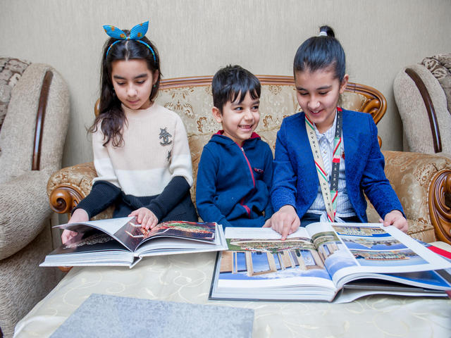 Mehriban Əliyeva&nbsp;Azərbaycan bayrağını y&uuml;ksəldən məktəblini sevindirdi - FOTOLAR