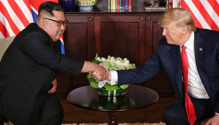 Kim Çen İn Tramla görüşə qatarla gedir