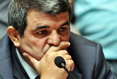 Deputat Nəsiminin qəzəlinə mahnı oxuyanı m&uuml;dafiə etdi
