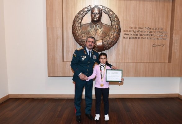 El&ccedil;in Quliyev Zəhra Salmanlını m&uuml;kafatlandırdı - FOTO