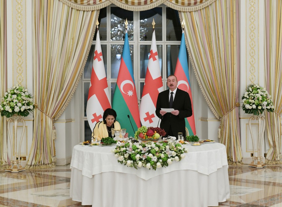 İlham Əliyevin adından Gürcüstan Prezidentinin şərəfinə rəsmi ziyafət verildi - FOTO 
