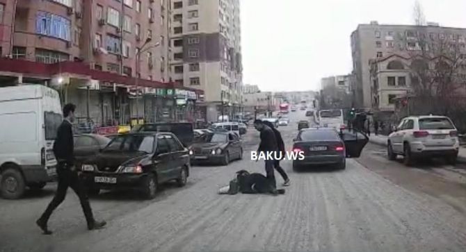 Bakıda qadın özünü maşına belə çırpdı – VİDEO