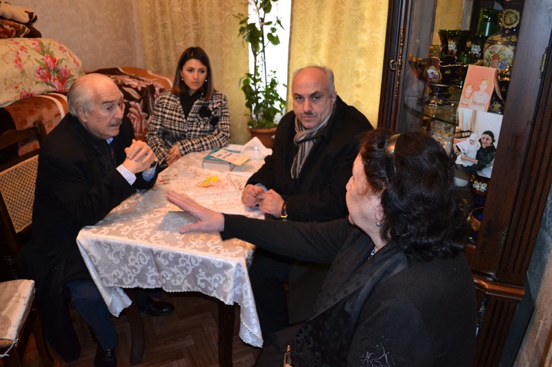 Sabiq prezident Bakıda köçkünlərlə görüşüb