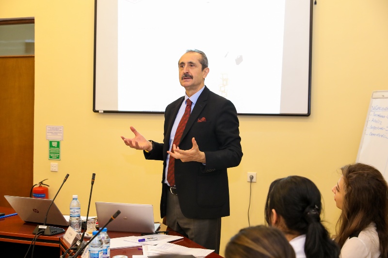 Gömrük Akademiyasında beynəlxalq təlimlər keçirilir