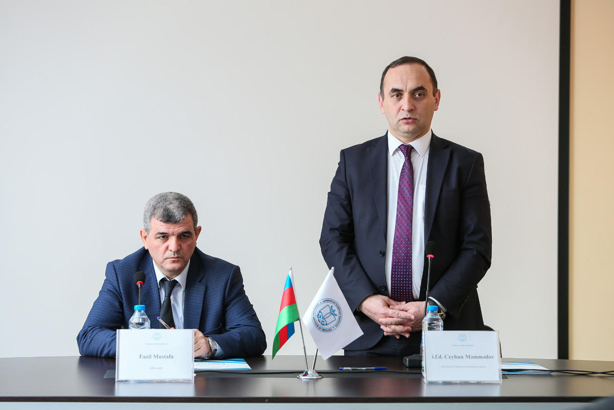 Deputat ilahiyyatçı tələbələrlə görüşdü