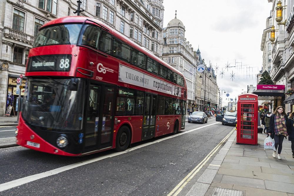 Süpürgəçi avtobusdan tapdığı 400 min dolları polisə təhvil verdi