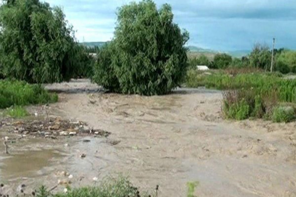 Sel üç hərbçini apardı