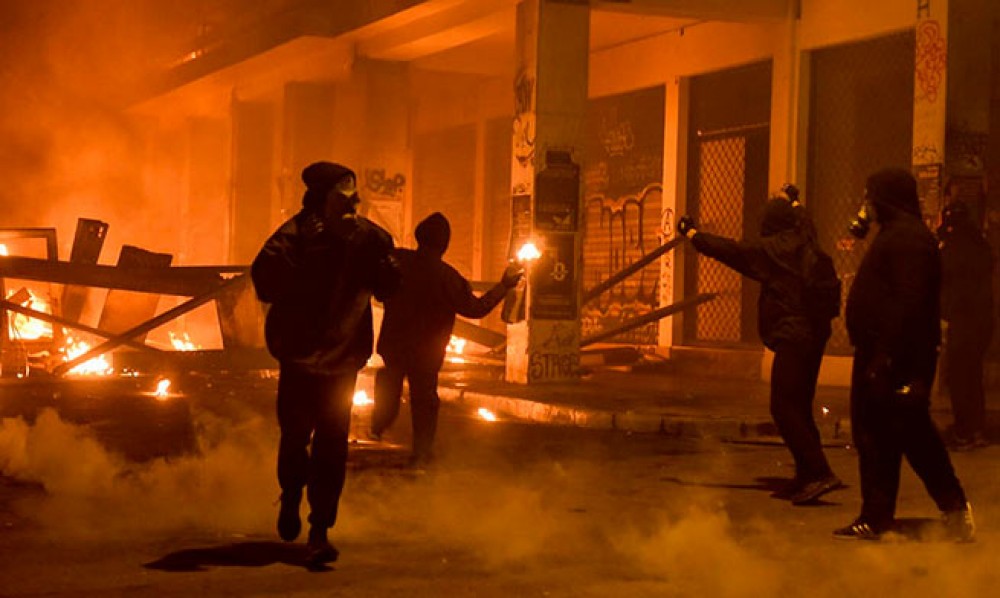 Polis bölməsinə hücum oldu