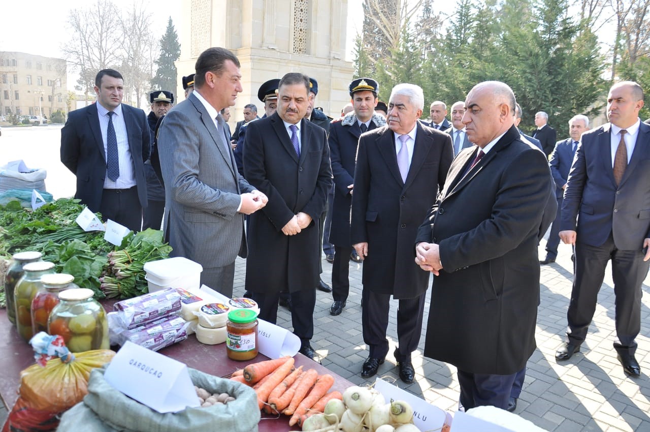 Ağalar Vəliyev se&ccedil;icilərinin problemlərini dinlədi