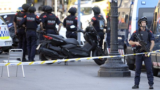 Polislərə bıçaqla hücum edildi
