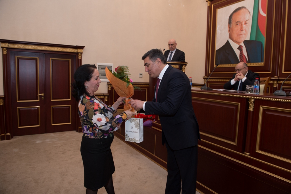 &ldquo;Azərsu&rdquo;nun xanımlarına hədiyyə verildi