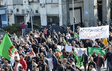 M&uuml;xalifət prezidentin istefasını tələb edir