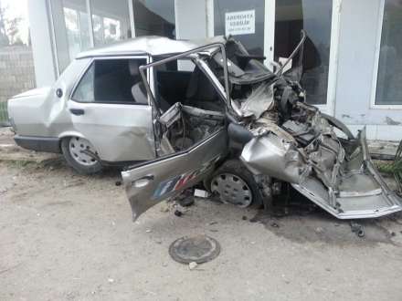 &ldquo;TOFAŞ&rdquo; elektrik dirəyinə dəydi - 1 &ouml;l&uuml;, 3 yaralı