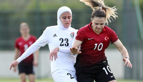 Futbolu türk qızları yaradıb? 