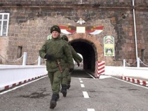 Ermənistanda Rusiya hərb&ccedil;isi bı&ccedil;aqlandı