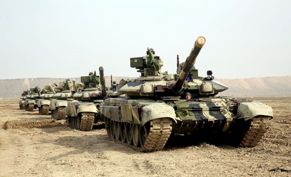Təlimə cəlb edilmiş tank bölmələri tapşırıqları yerinə yetirirlər