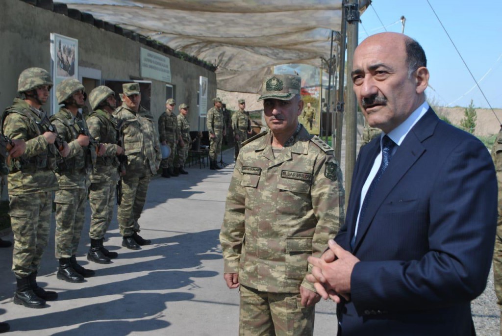 Əbülfəs Qarayev ön cəbhədə xidmət edən əsgərlərə baş çəkdi - FOTO