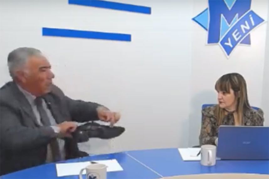 Hafiz Hacıyev canlı yayımda ayaqqabısını &ccedil;ıxardı