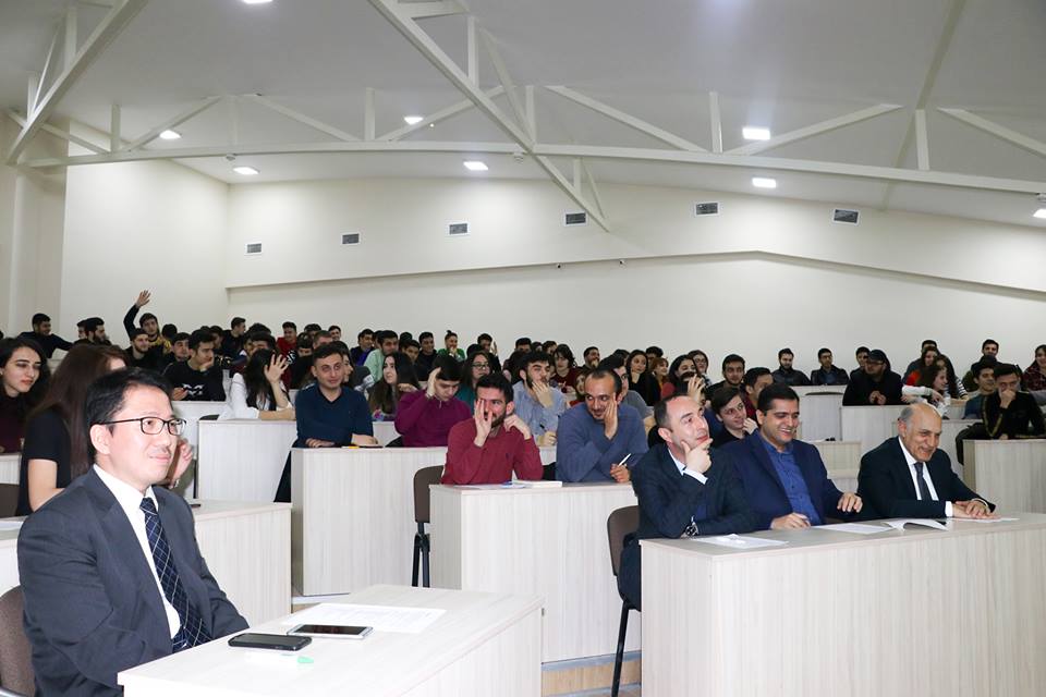 Yapon professor Qərbi Kaspi Universitetində m&uuml;hazirə dedi