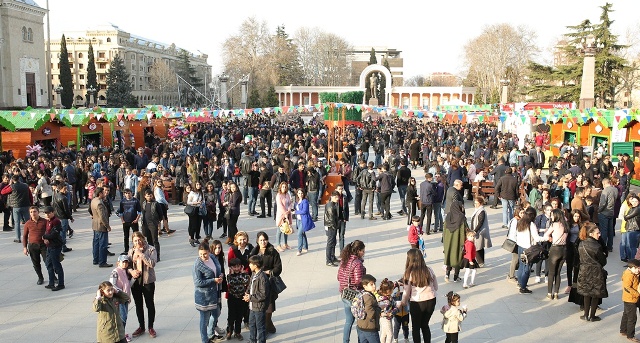 Gəncənin baş meydanı Novruz libasında - FOTOLAR