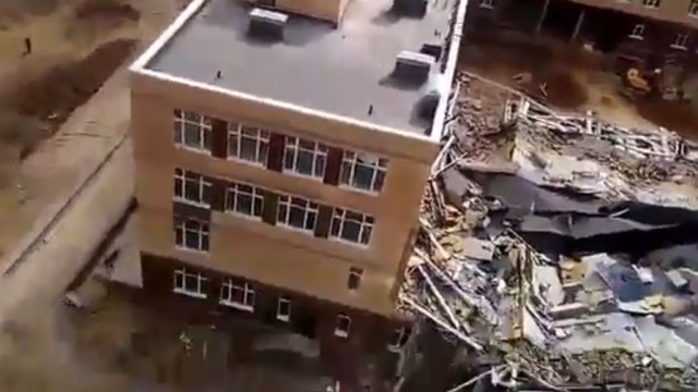 Məktəb binası çökdü – 100-dən çox insan dağıntılar altında qaldı