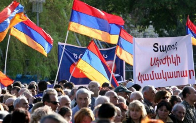 Ermənistanda lombard işçiləri etiraz aksiyası keçirir