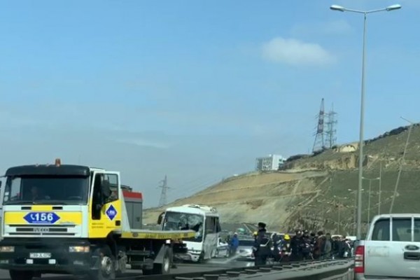 Bakıda sərnişin avtobusu qəzaya uğrayıb - VİDEO