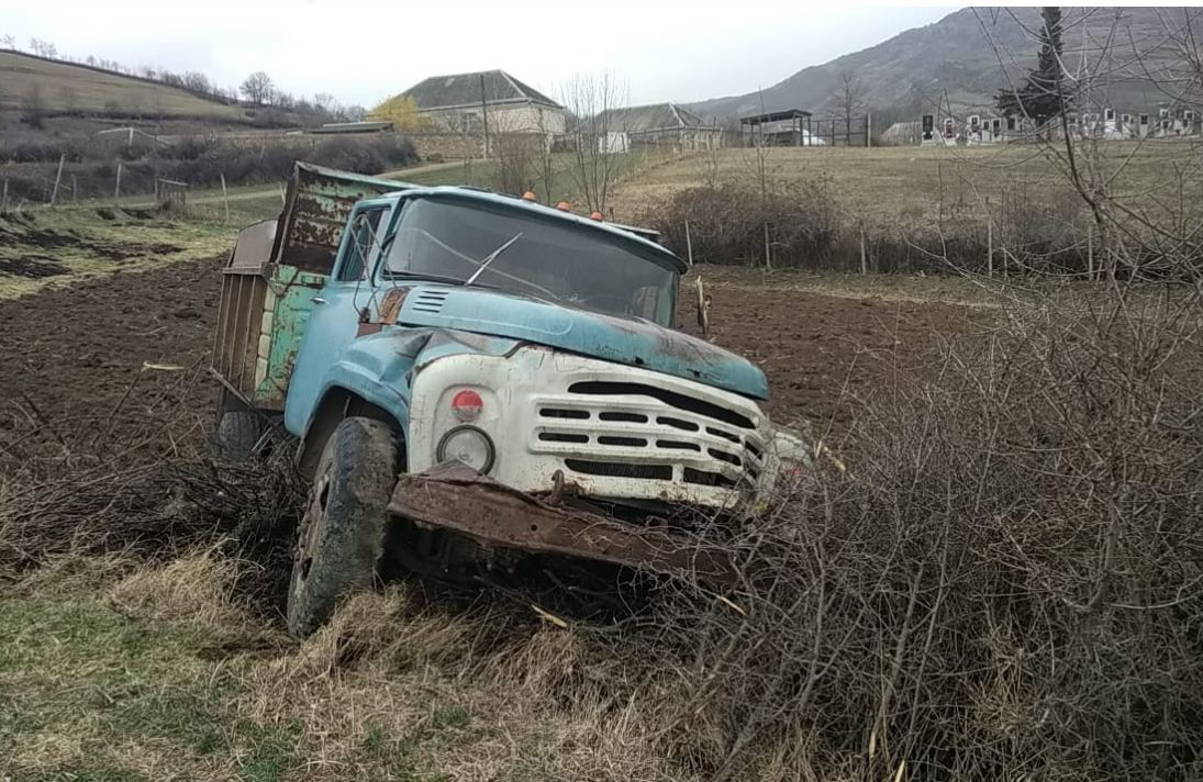 Tovuzda ata yük maşınını aşırdı: gənc oğlu maşının altında qalıb öldü