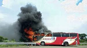 Turistləri daşıyan avtobus yandı