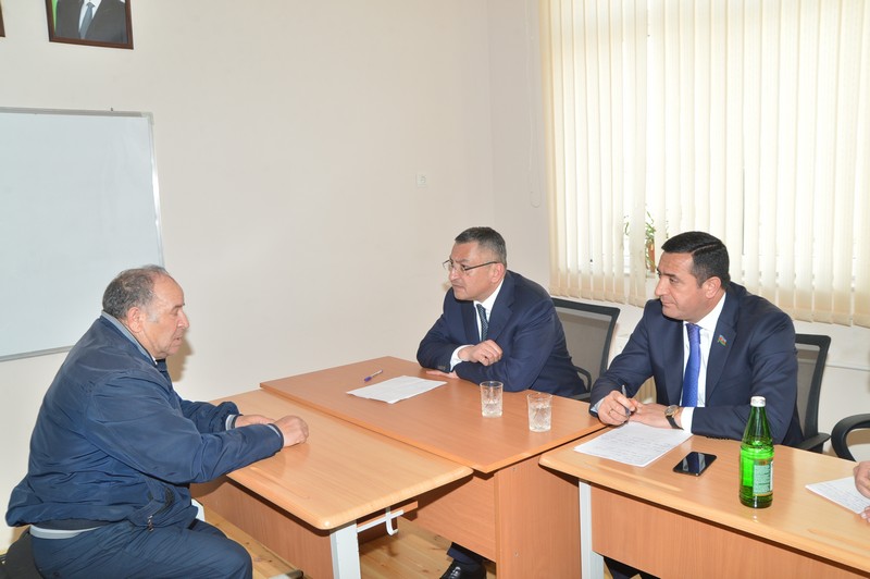 R&ouml;vşən Rzayev yeni qəsəbədə k&ouml;&ccedil;k&uuml;nlərlə g&ouml;r&uuml;şd&uuml;