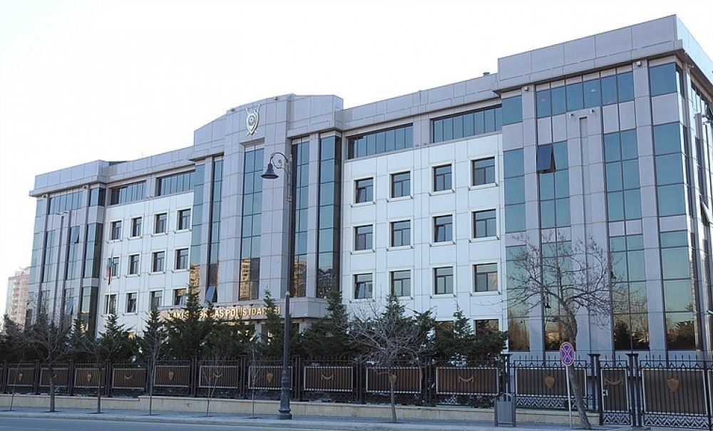 Bakıda dilənçi özünü yandırmağa cəhd etdi, iki polis yaralandı