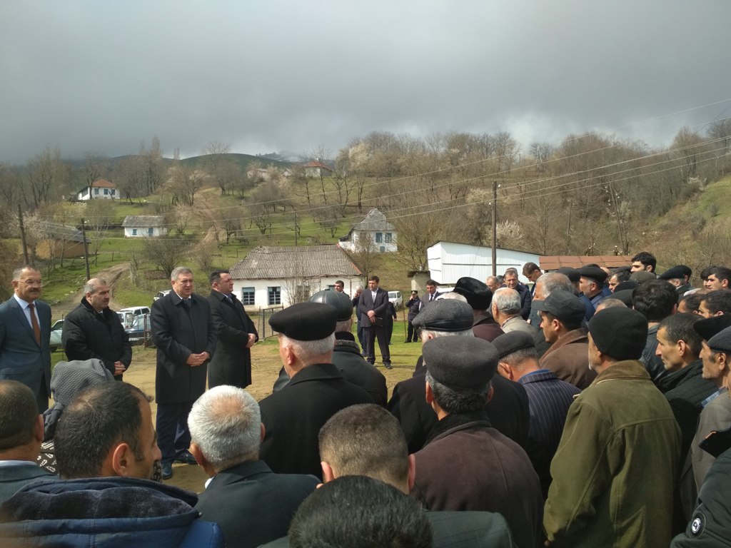 İcra baş&ccedil;ısı prezidentin tapşırığı ilə sakinlərlə g&ouml;r&uuml;ş&uuml;b - FOTO