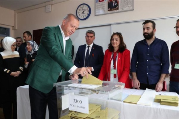 Ərdoğan xanımı ilə birlikdə İstanbulda səs verdi - FOTO