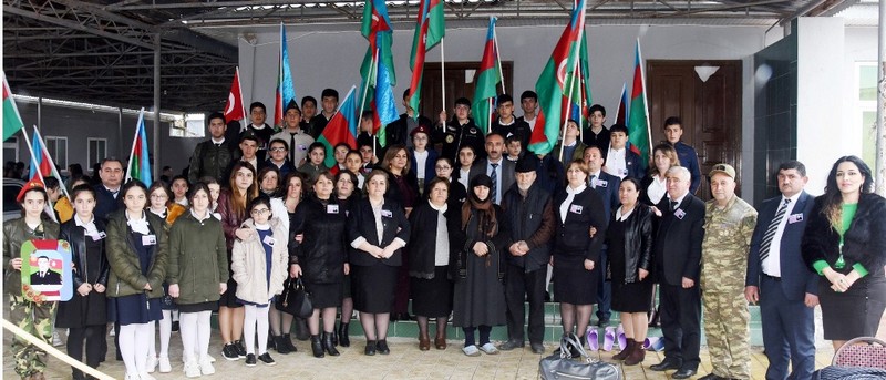 Ağstafa məktəbliləri Mübariz İbrahimovun valideynlərini ziyarət etdi
