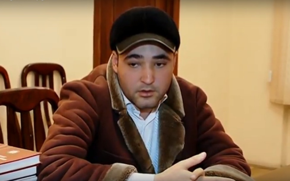 Qəbir daşlarını dağıdan şəxs saxlanılıb