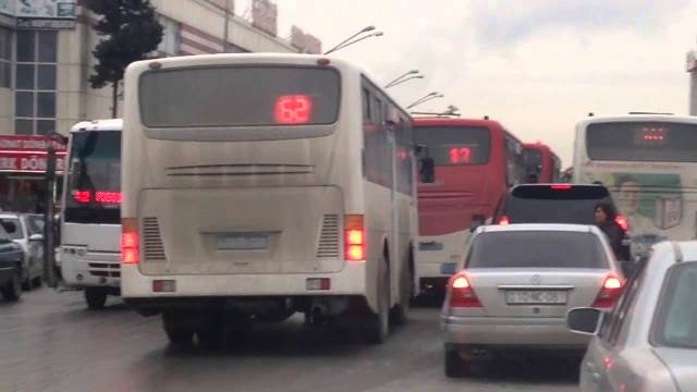 Bakıda marşrut avtobusu dükana çırpıldı