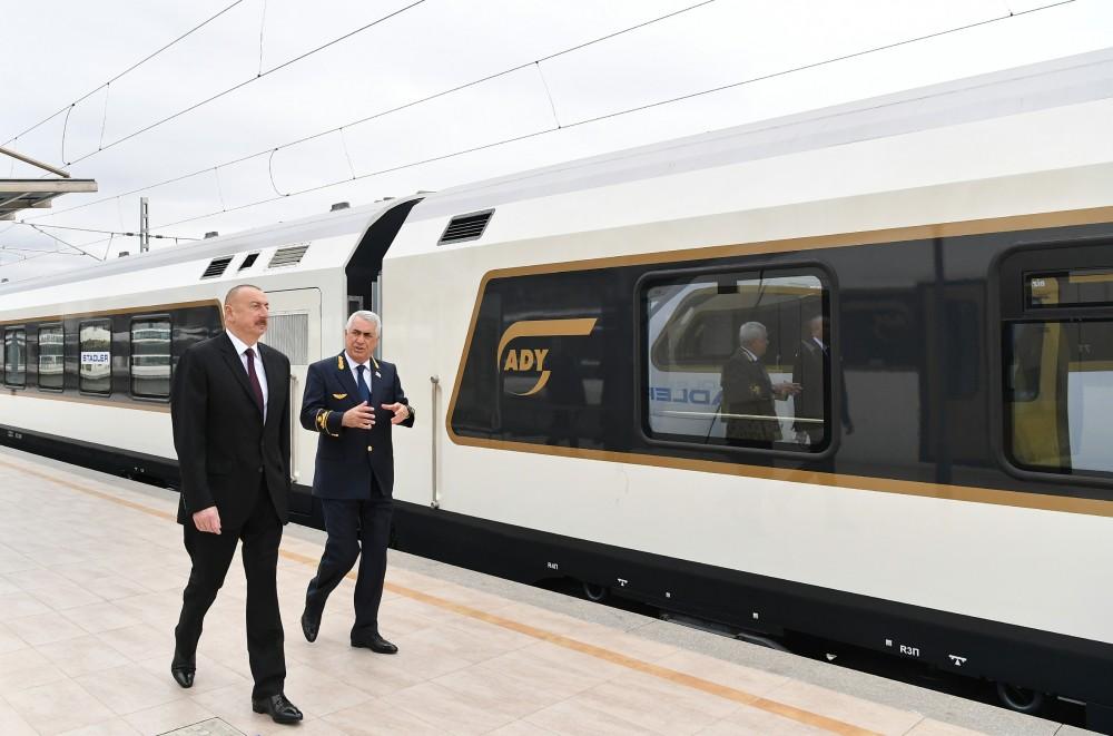 İlham Əliyev Bakı-Tbilisi-Qars sərnişin qatarı ilə tanış olub - YENİLƏNİB