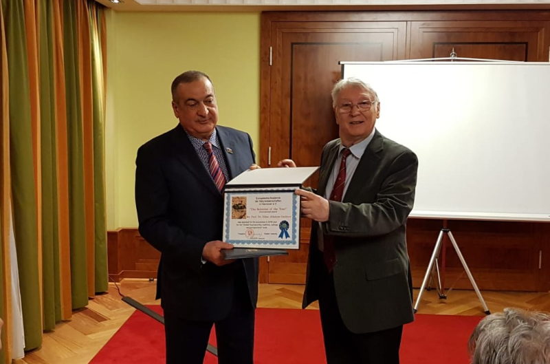 Eldar Quliyev &ldquo;İlin alimi&rdquo; m&uuml;kafatı və "Eyler" medalı ilə təltif olunub   &nbsp;