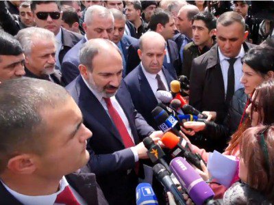 Paşinyan ombudsmandan narazı qaldı: “Qoyun məni, tutub aparsınlar”