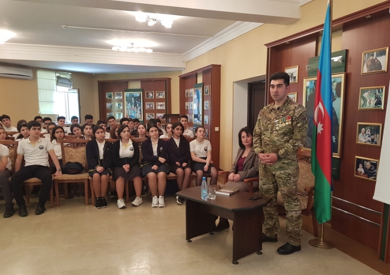 “Zərifə Əliyeva liseyi”ndə aprel şəhidlərindən yazan jurnalistlə görüş keçirilib - FOTOLAR  